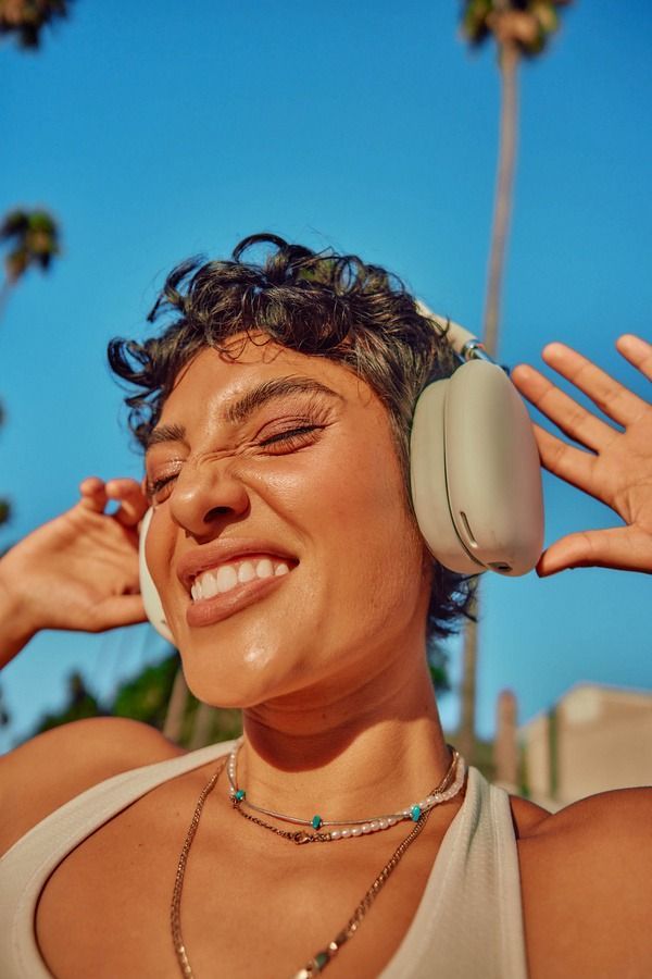 Femme écoutant un podcast Podcar en situation de mobilité